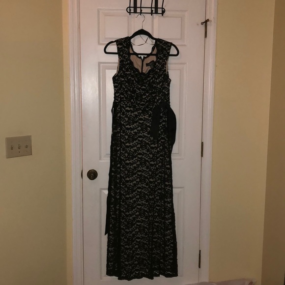 BLACK R&M RICHARDS GOWN - Picture 4 of 8
